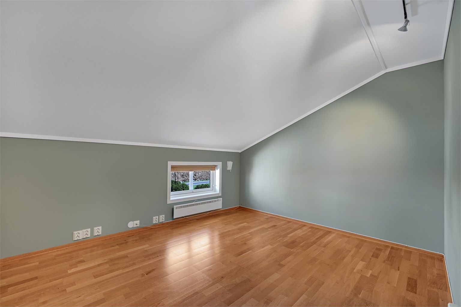 Et av de innredede rommene i garasjebygget. (Ikke godkjent til varig opphold).