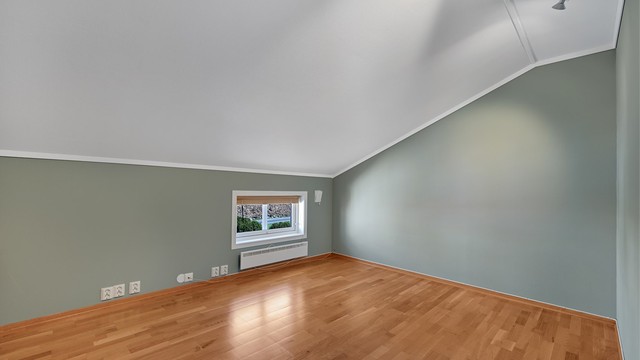 Et av de innredede rommene i garasjebygget. (Ikke godkjent til varig opphold).