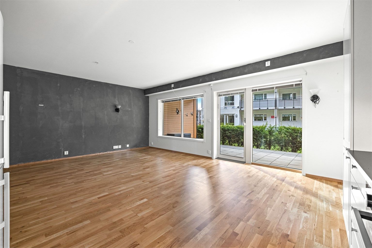 Leiligheten befinner seg på bakkeplan og har hyggelige uteplasser