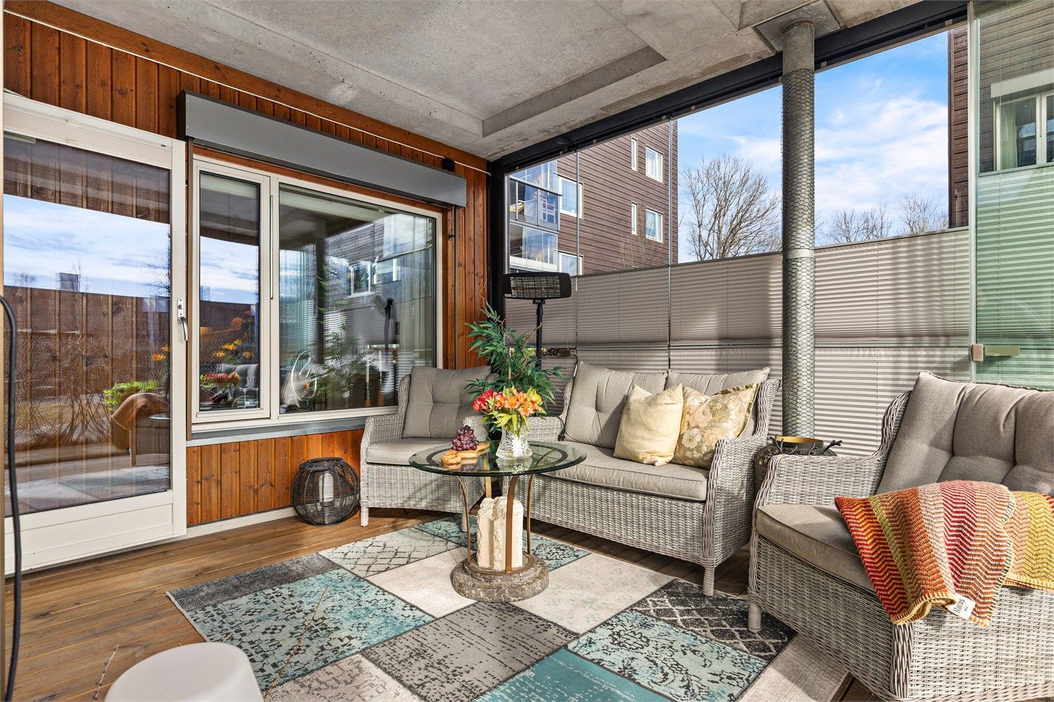 Innglasset markterrasse p å14 kvm. Her er det plass til utemøbler og grill.
