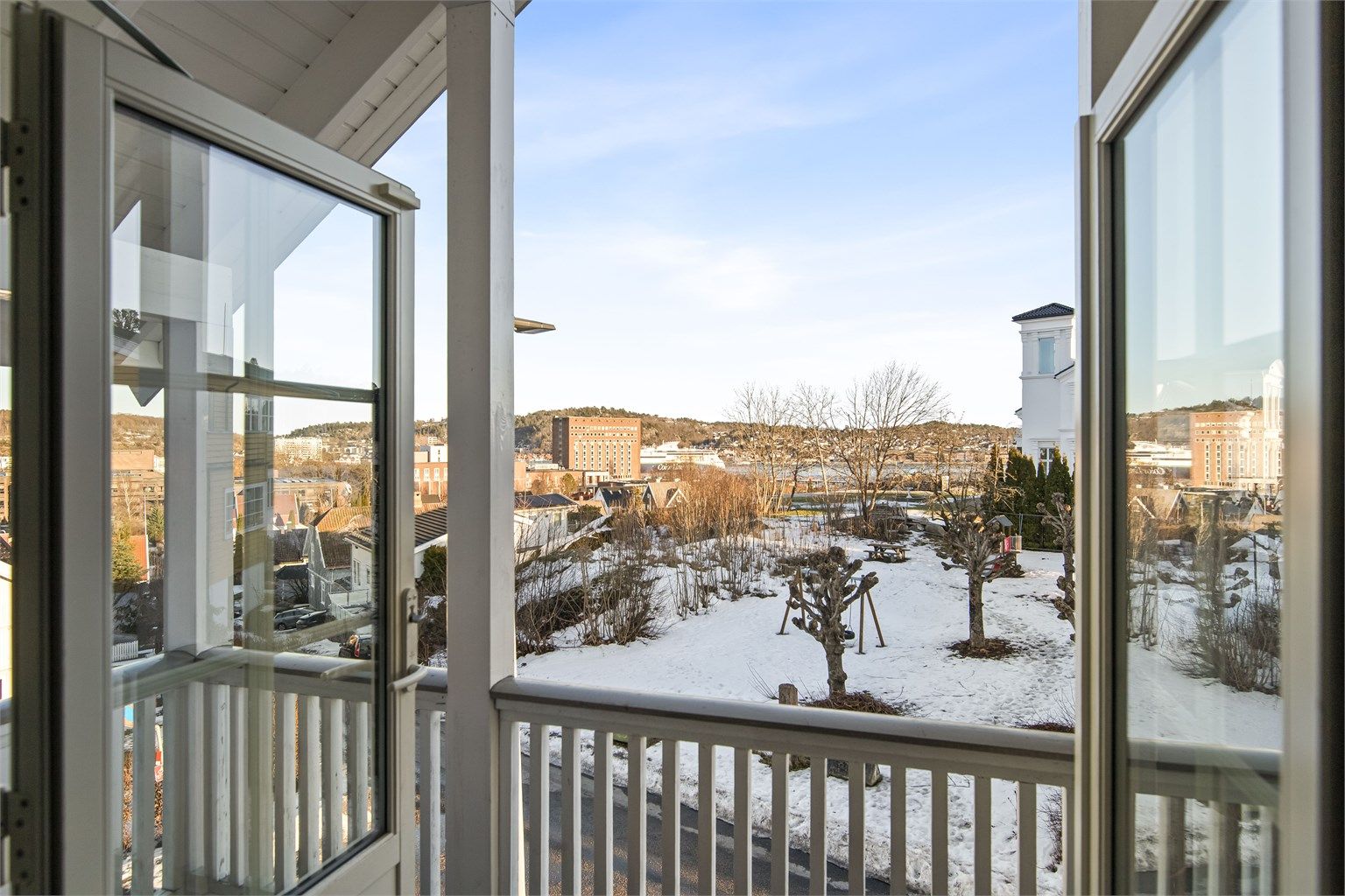 Utsyn fra boligens 2. etasje. Hvis bylivets gleder med shopping, kafébesøk og restaurantopplevelser frister, er det kun få minutters gange til sentrum og Indre Havn.