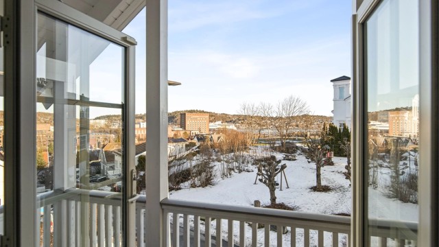 Utsyn fra boligens 2. etasje. Hvis bylivets gleder med shopping, kafébesøk og restaurantopplevelser frister, er det kun få minutters gange til sentrum og Indre Havn.