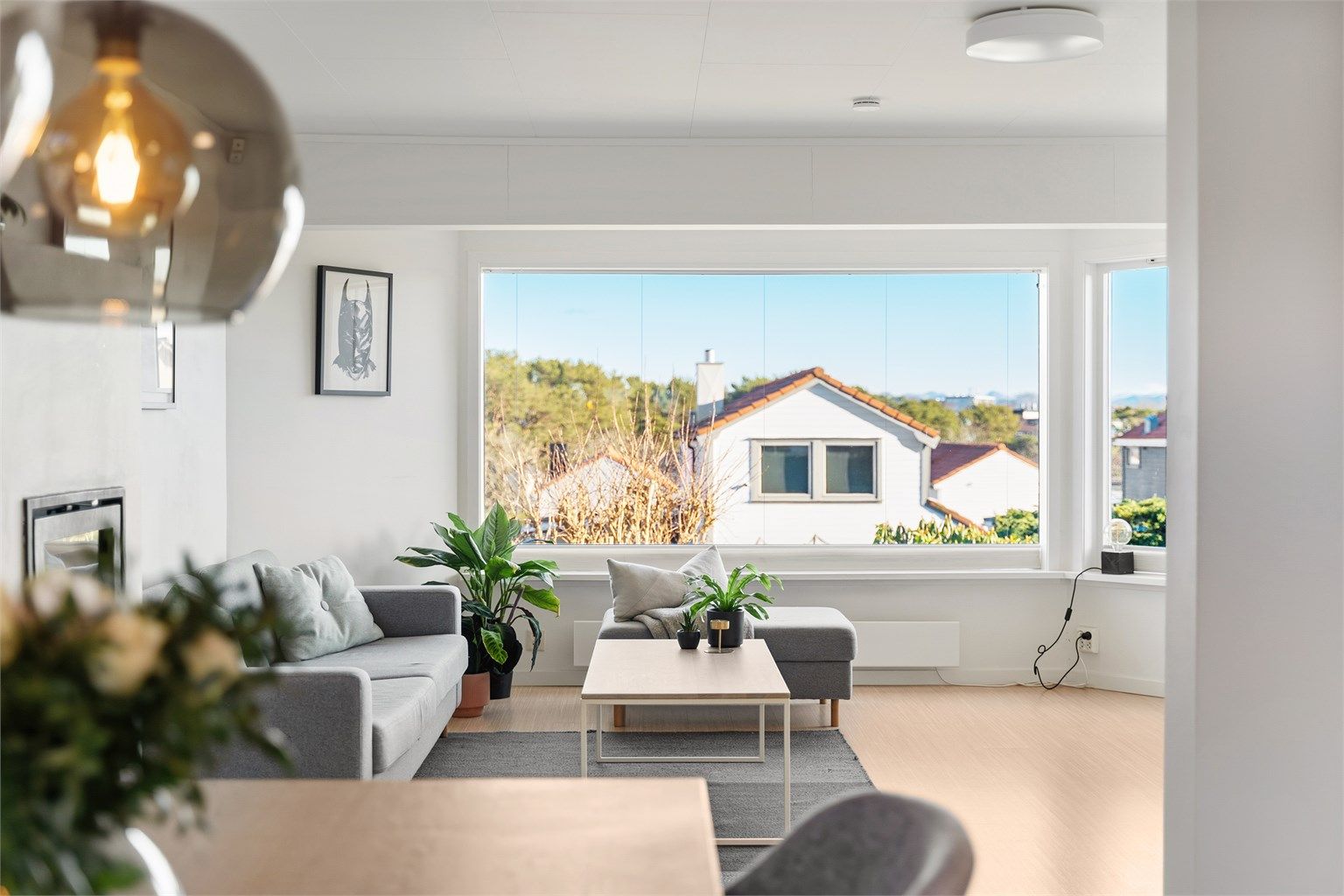 Kjøkken og spisebord mot stue. 