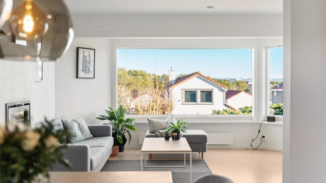 Kjøkken og spisebord mot stue.