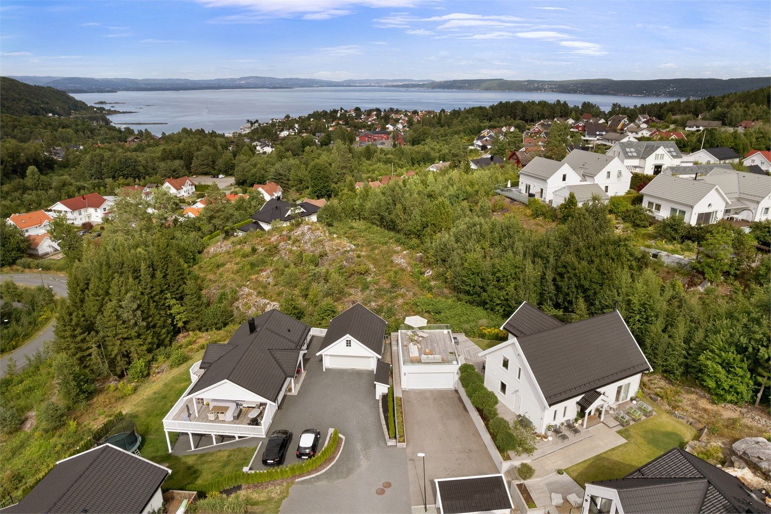 Eiendommen ligger på toppen av Nærsnes, med kort vei til marka og fjorden. Eiendommen grenser mot friområde