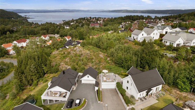 Eiendommen ligger på toppen av Nærsnes, med kort vei til marka og fjorden. Eiendommen grenser mot friområde