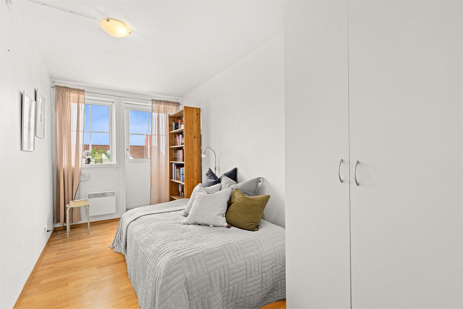 Det andre soverommet egner seg godt som barnerom, gjesterom eller kontor. Begge soverommene har utgang til balkong