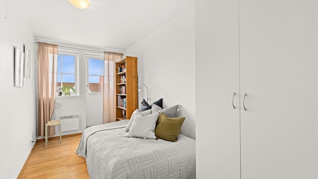 Det andre soverommet egner seg godt som barnerom, gjesterom eller kontor. Begge soverommene har utgang til balkong