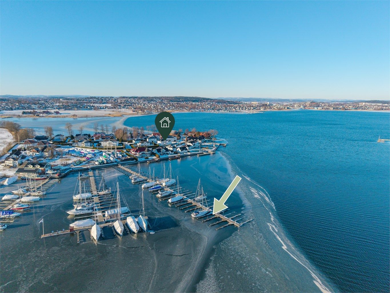 Selger opplyser at det er mulighet for kjøp av en båtplass (plass nr. A72), plassen er på 5 meter bredde. 
