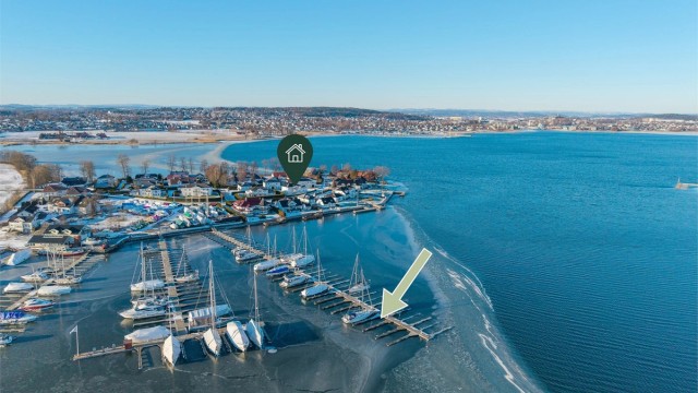 Selger opplyser at det er mulighet for kjøp av en båtplass (plass nr. A72), plassen er på 5 meter bredde.