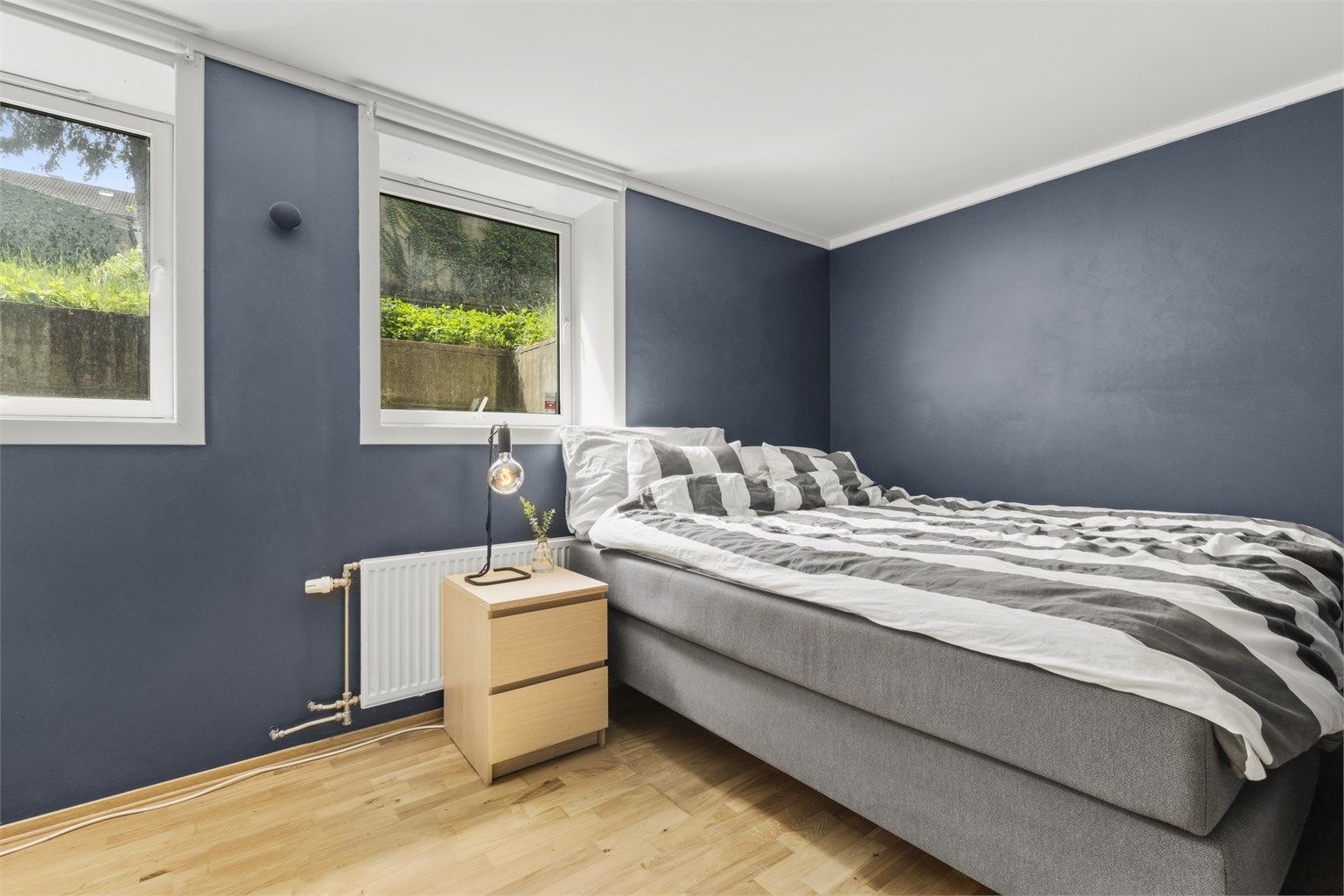 Stort soverom med god plass til garderobe og dobbeltseng 