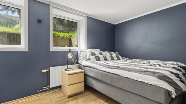 Stort soverom med god plass til garderobe og dobbeltseng