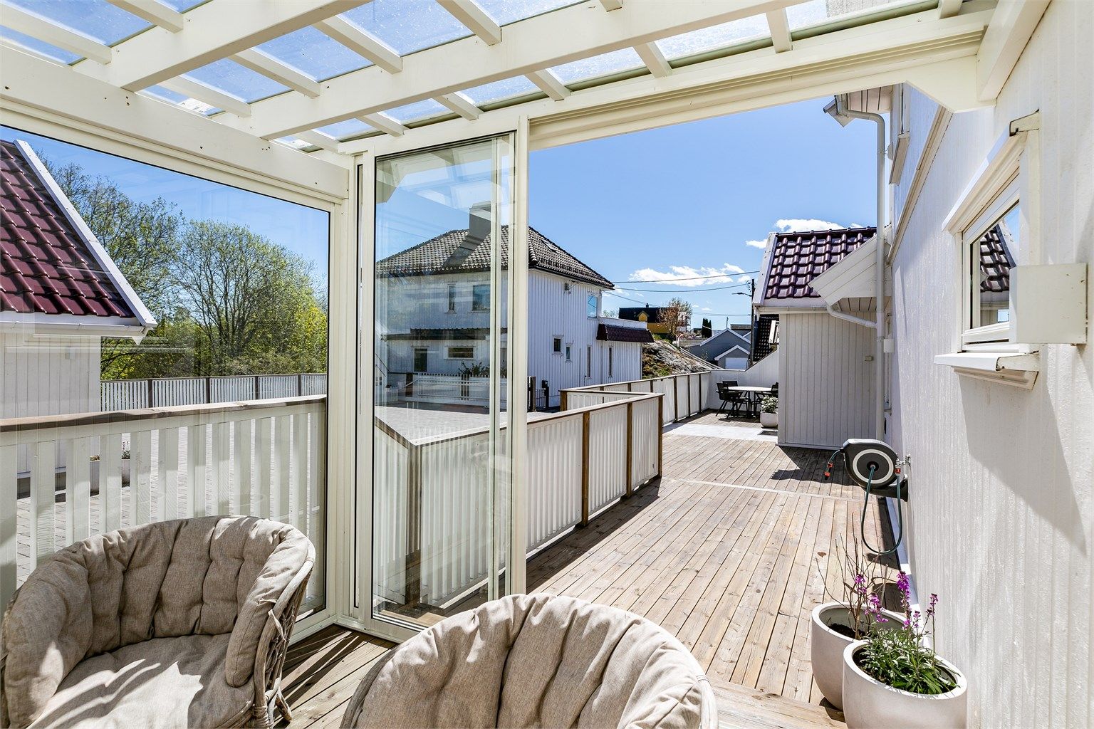 Sommerstid er inngangssidens platting solfylt morgen og formiddag.