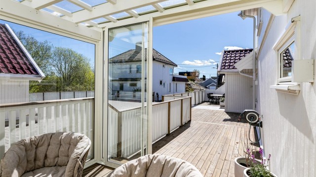 Sommerstid er inngangssidens platting solfylt morgen og formiddag.
