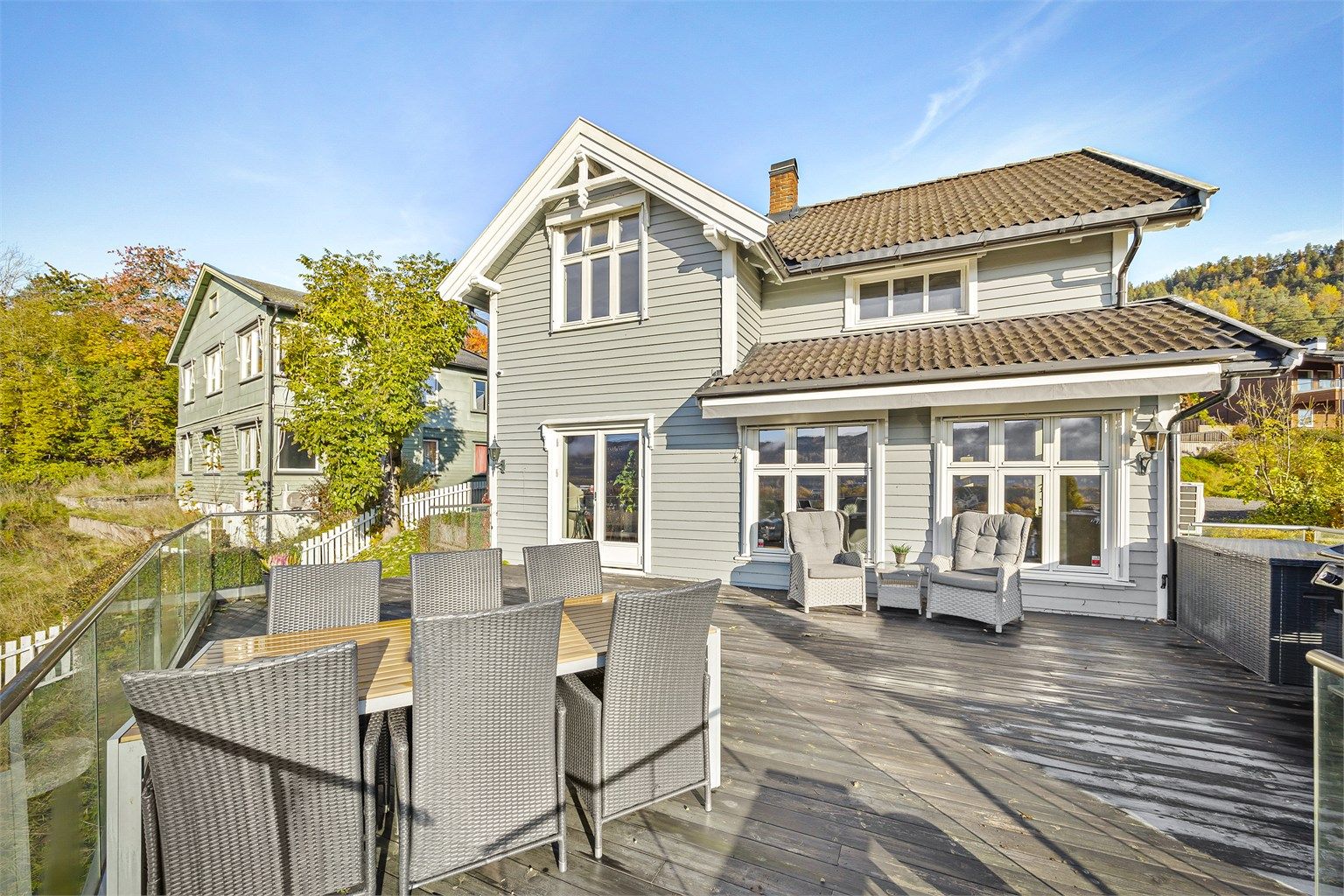 Uteplassene har sol fra tidlig morgen til ca. kl. 21.00 (midtsommerstid) iflg. selger. Fotograf: Emmy Madeleine Victoria af Geijerstam