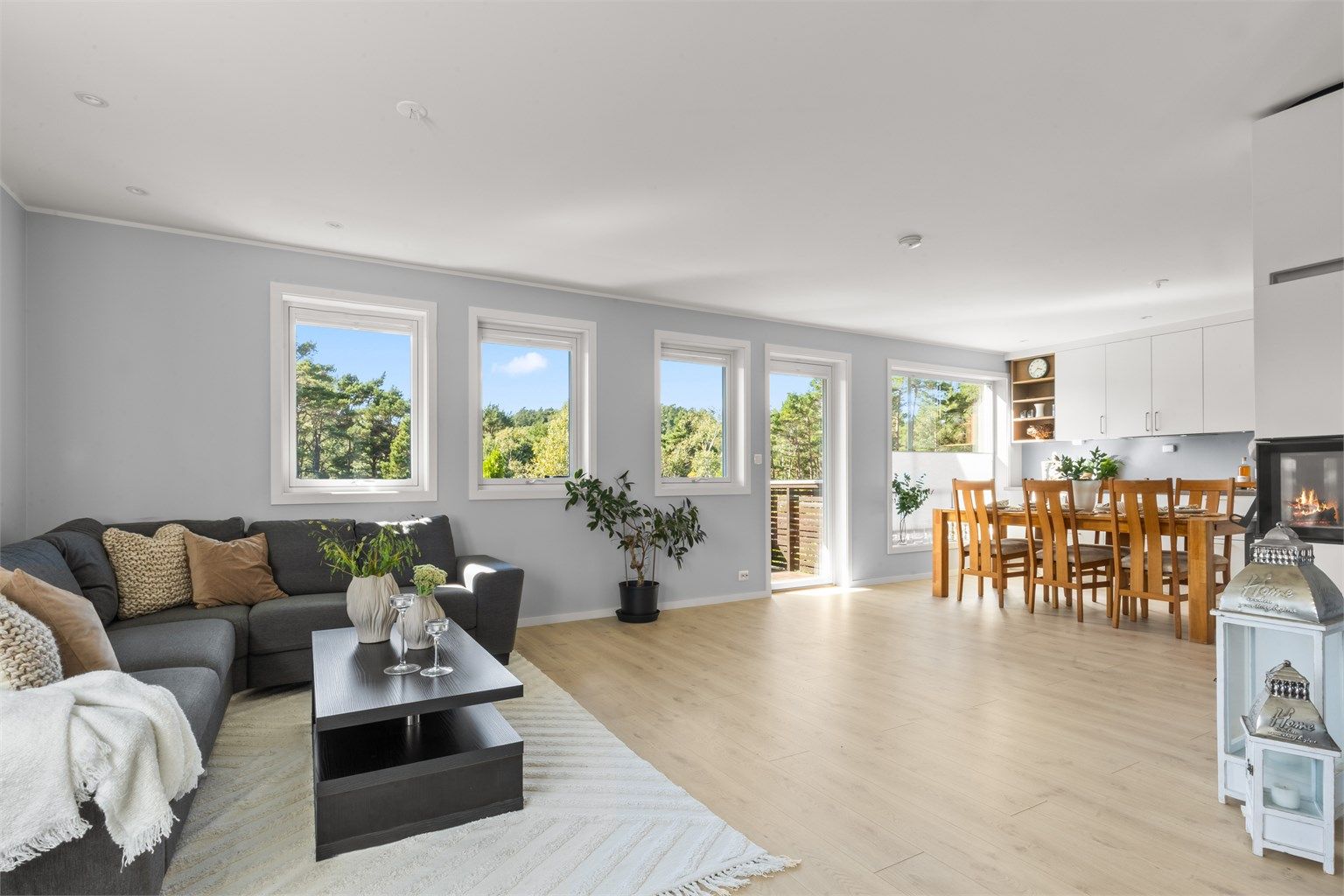 Åpen og god romfølelse i stue / kjøkken med god spisestueplass 