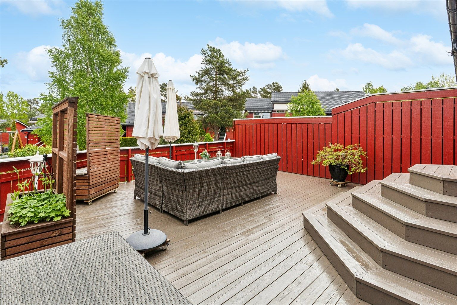 Uteplassen har gode solforhold og rikelig med plass for både loungegruppe og sosiale sammenkomster.
Foto: EFKT
