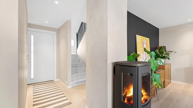 Lys og trivelig entré/gang med flislagt gulv. Downlights i himlingen som gir god belysning.