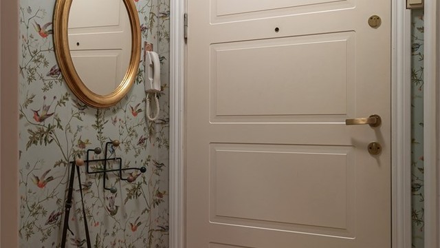 Entré med profilert og sikkerhetsklassifisert inngangsdør (B30/40dB).