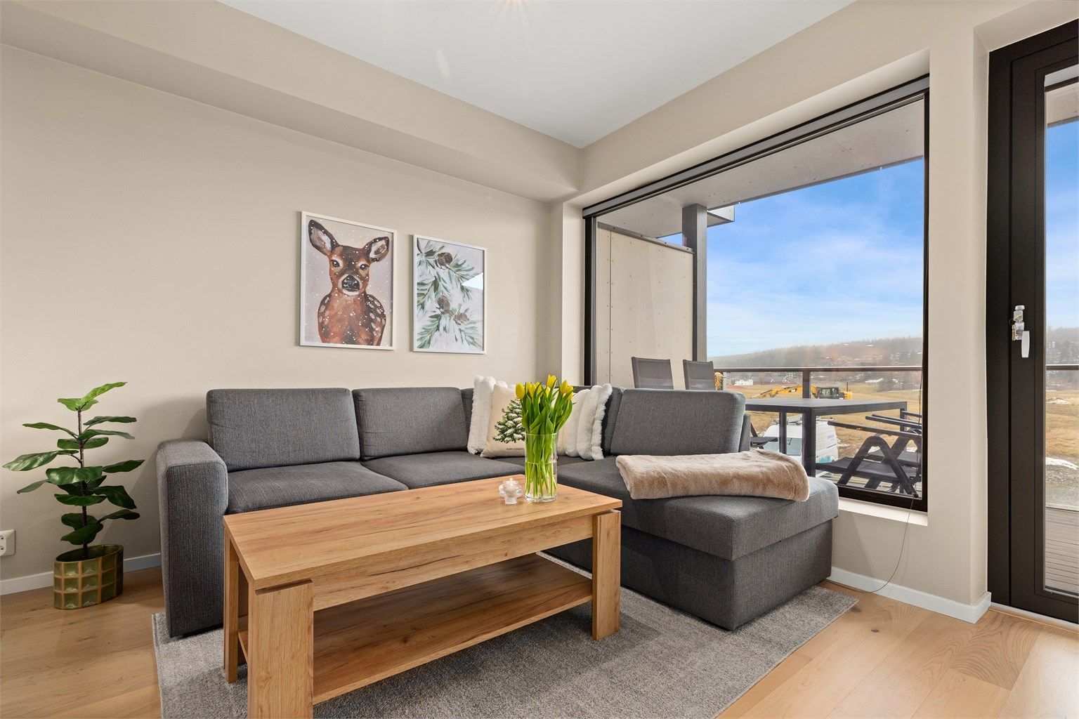 Som endeleilighet nyter stuen godt av rikelig med lys, med store vindusflater som åpner opp.