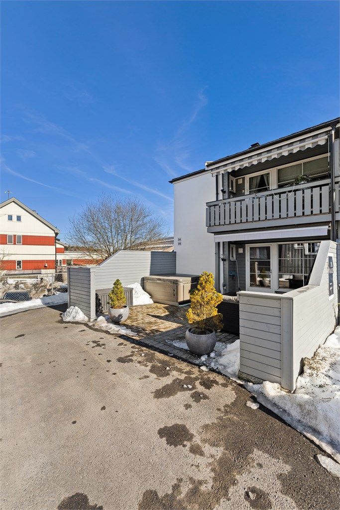 Leiligheten ligger i første etasje i et leilighetsbygg fra 1990. Fast parkering rett utenfor. 