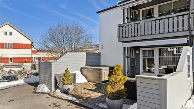 Leiligheten ligger i første etasje i et leilighetsbygg fra 1990. Fast parkering rett utenfor.