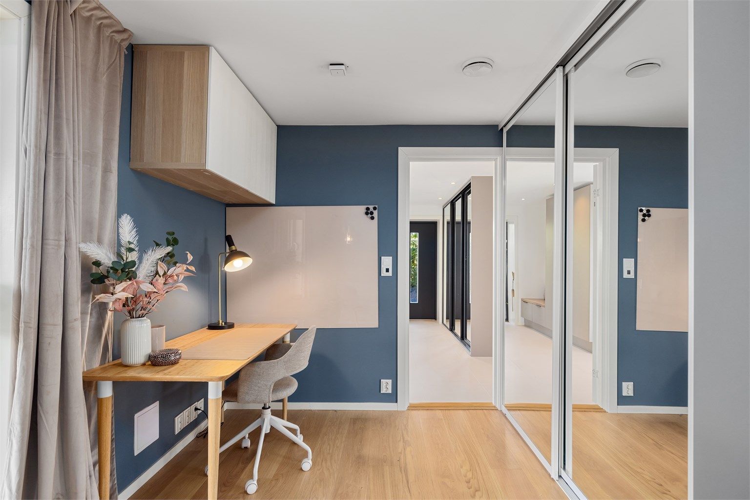 Rommet er utstyrt med romslig skyvedørsgarderobe med speilfronter.