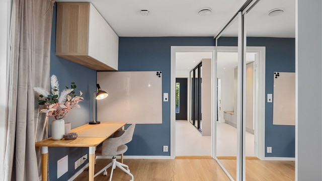 Rommet er utstyrt med romslig skyvedørsgarderobe med speilfronter.
