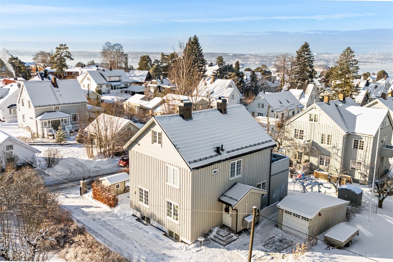 En stor og romslig villa i klassisk stil, oppført som en del av Holtet Hageby husene. Villaen har en innholdsrik og god planløsning som gir flere bruksmuligheter, bl.a. med hybel i kjelleretasjen