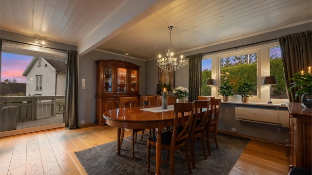 Spisestuen ligger i åpen løsning med stuen, og skaper en sosial sone for familie og venner.