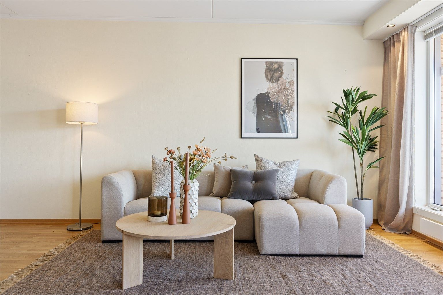 Stue med flere møbleringsmuligheter. Det er plass til sittegruppe og TV-område.