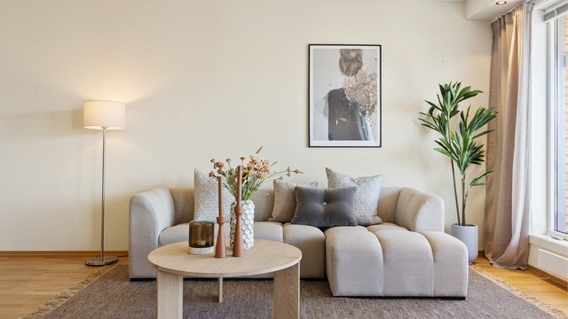 Stue med flere møbleringsmuligheter. Det er plass til sittegruppe og TV-område.