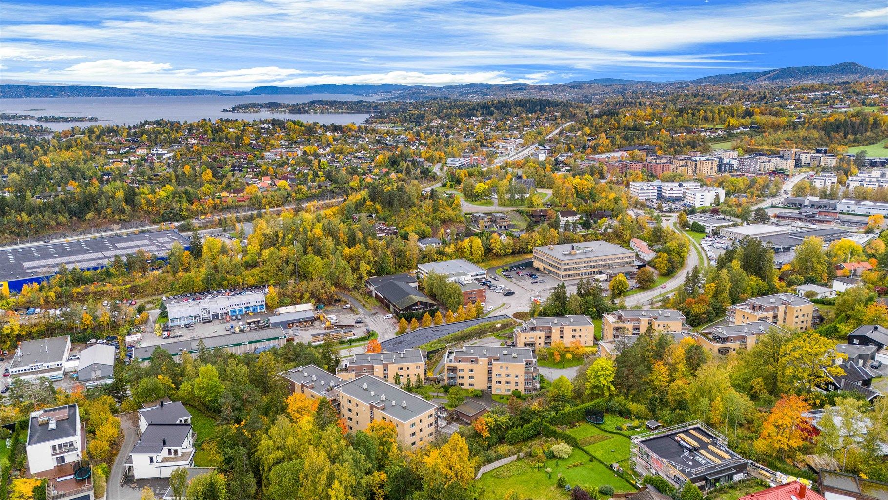 Sameiets ligger i gangavstand til e18 og god offentlig kommunikasjon