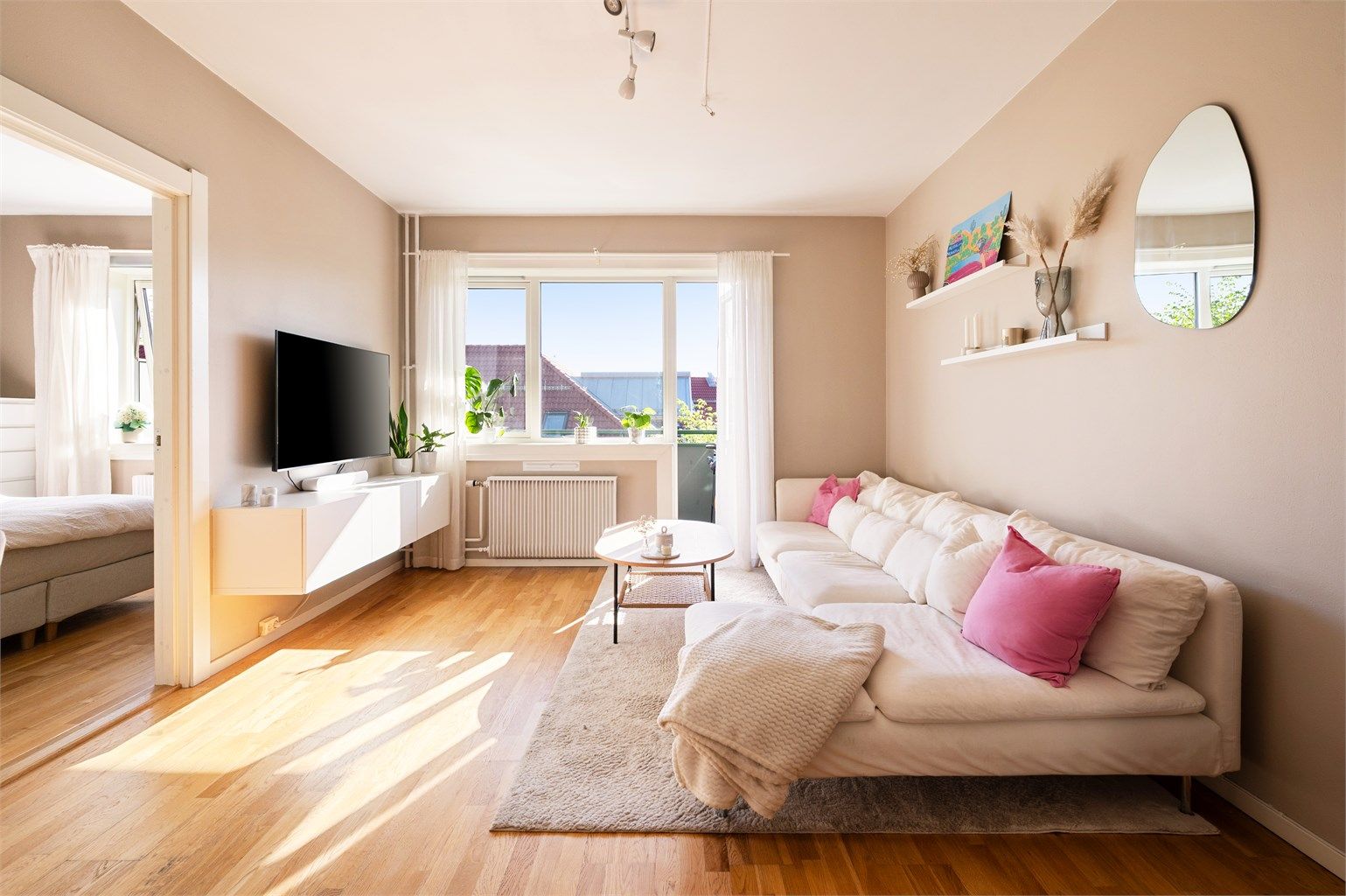 Innvendig har du en romslig stue og en planløsning som gir deg mulighet til å etablere soverom nr 2