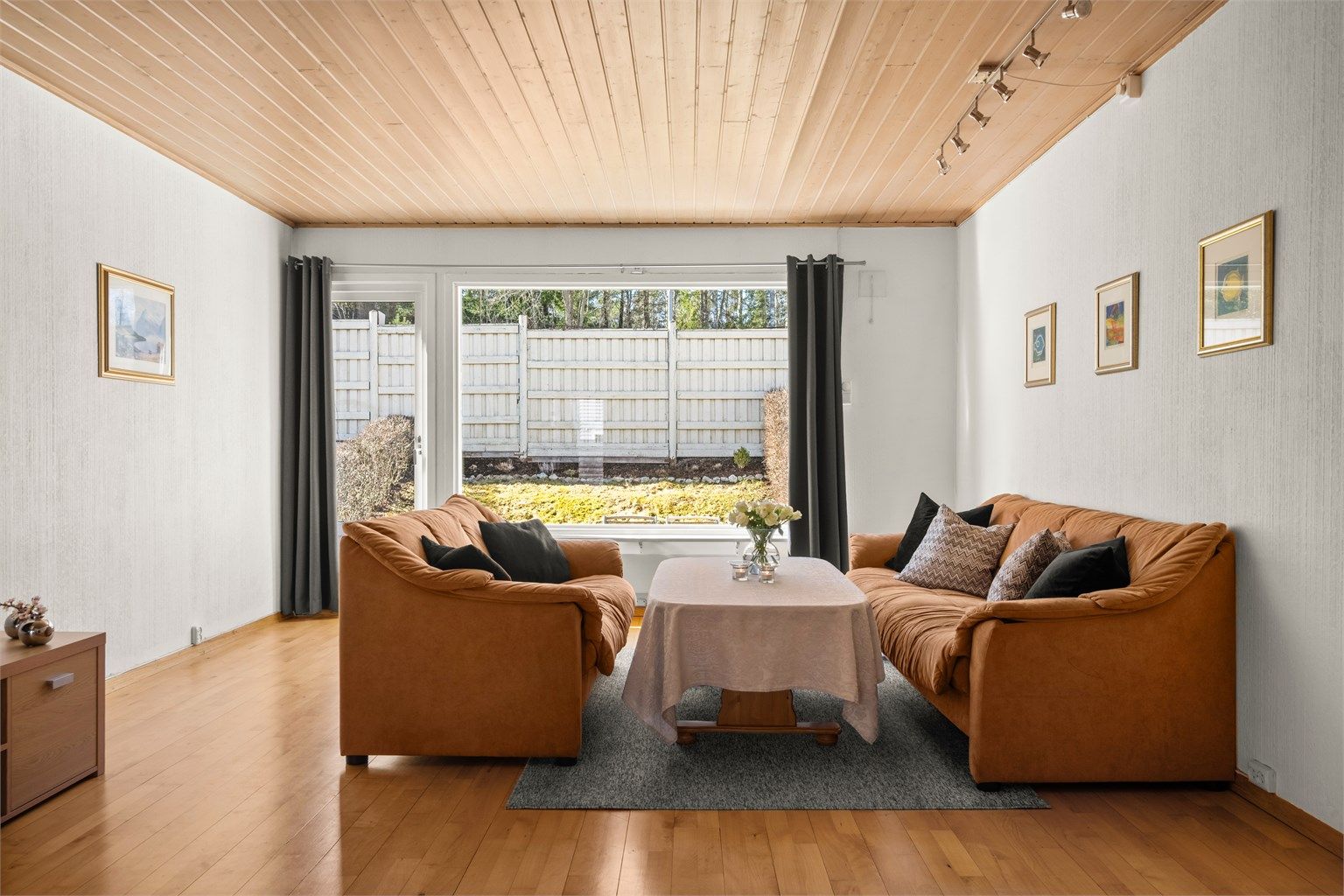 Fra stuen er det direkte utgang til den vestvendte markterrassen og den private hagen.