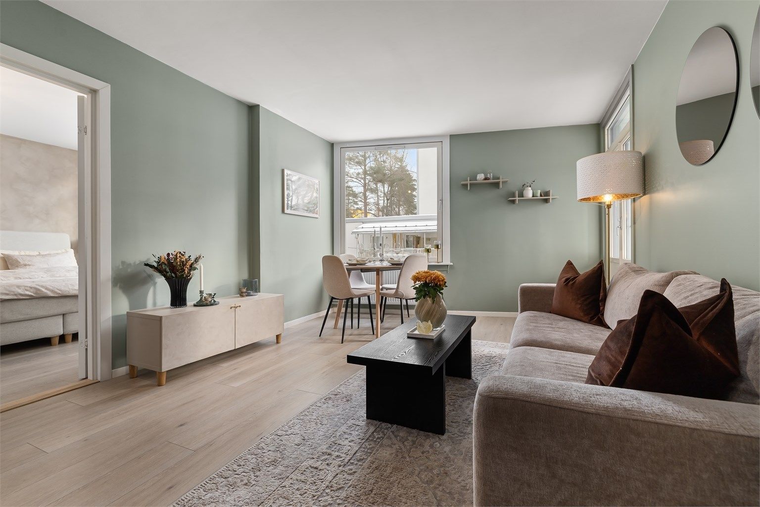 Veggflatene er malt i en behagelig grønntone, med lys laminat belagt på gulv 