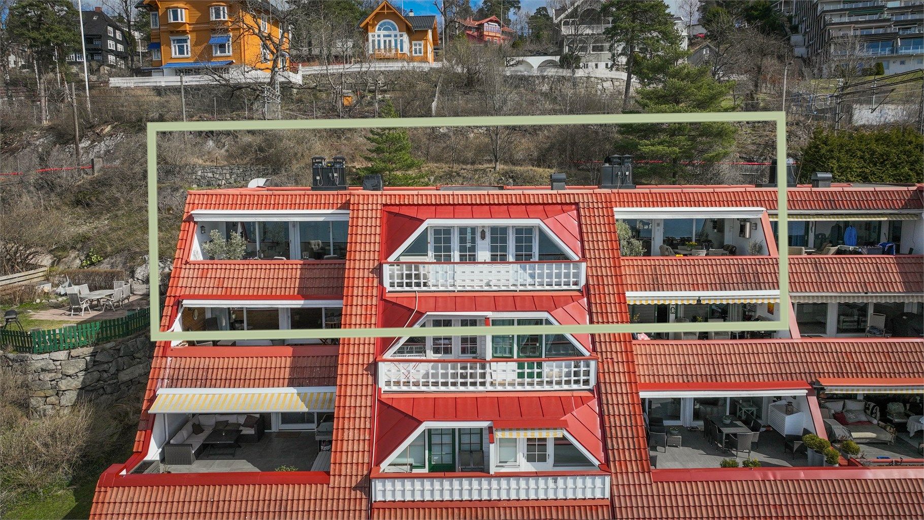 Leiligheten ligger i toppetasjen og har to store terrasser samt balkong.