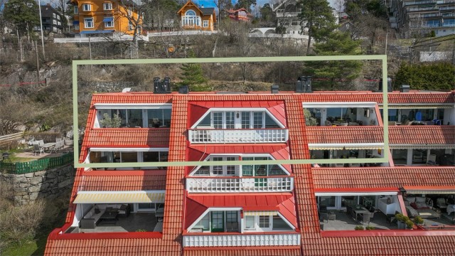 Leiligheten ligger i toppetasjen og har to store terrasser samt balkong.