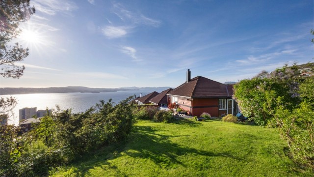 Eiendommen har en ettertraktet beliggenhet i et veletablert og familievennlig boligområde på toppen av Lønborglien.
