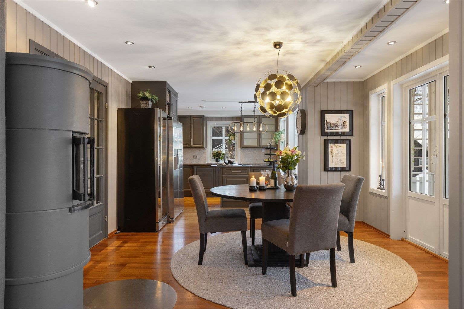 Spisestue sett mot kjøkken