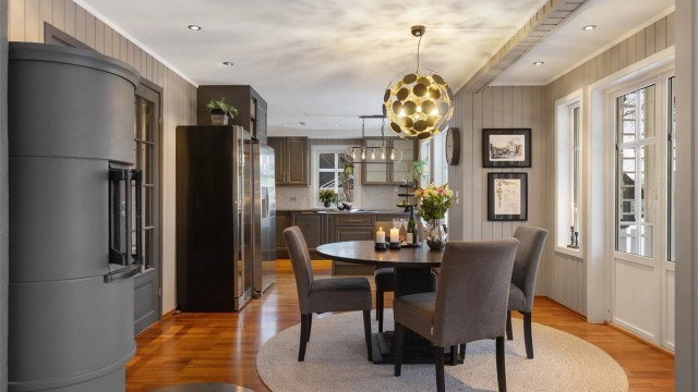 Spisestue sett mot kjøkken