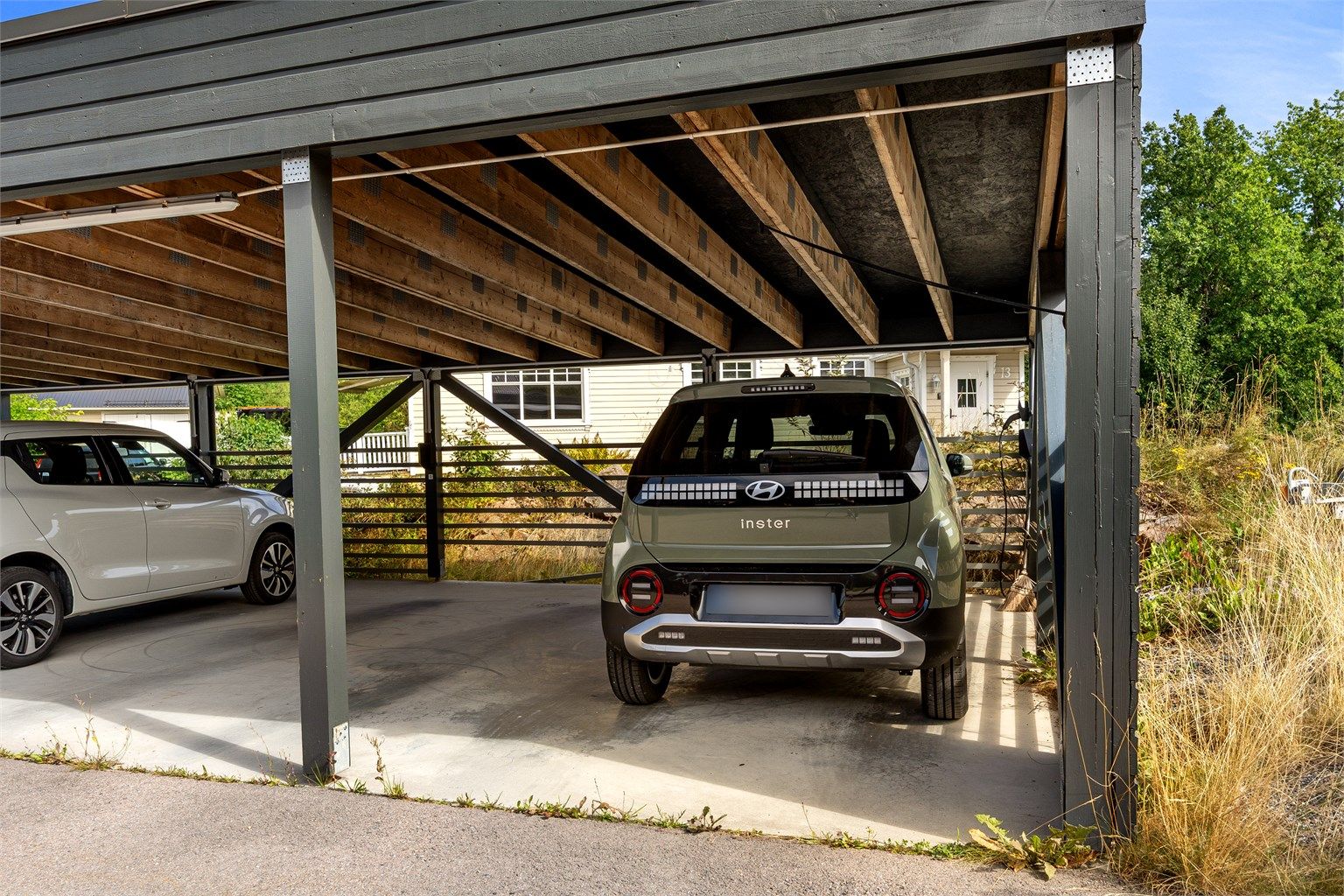 Fast parkeringsplass i carportanlegg. Det er klargjort for montering av elbillader.