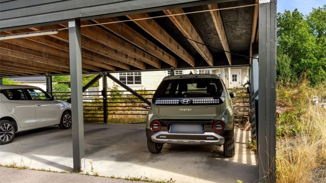 Fast parkeringsplass i carportanlegg. Det er klargjort for montering av elbillader.