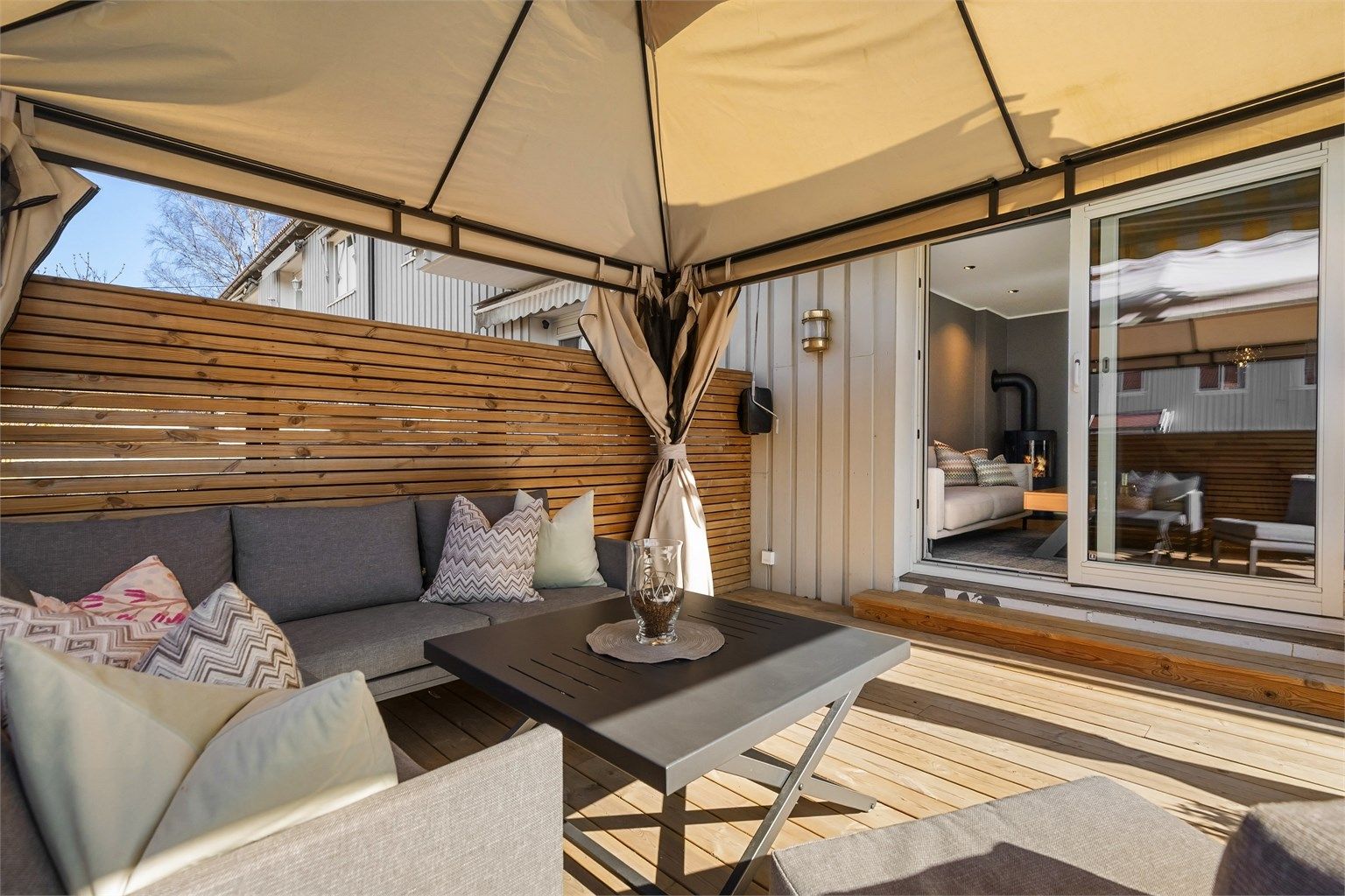 Terrassen er sydvestvendt og solrik