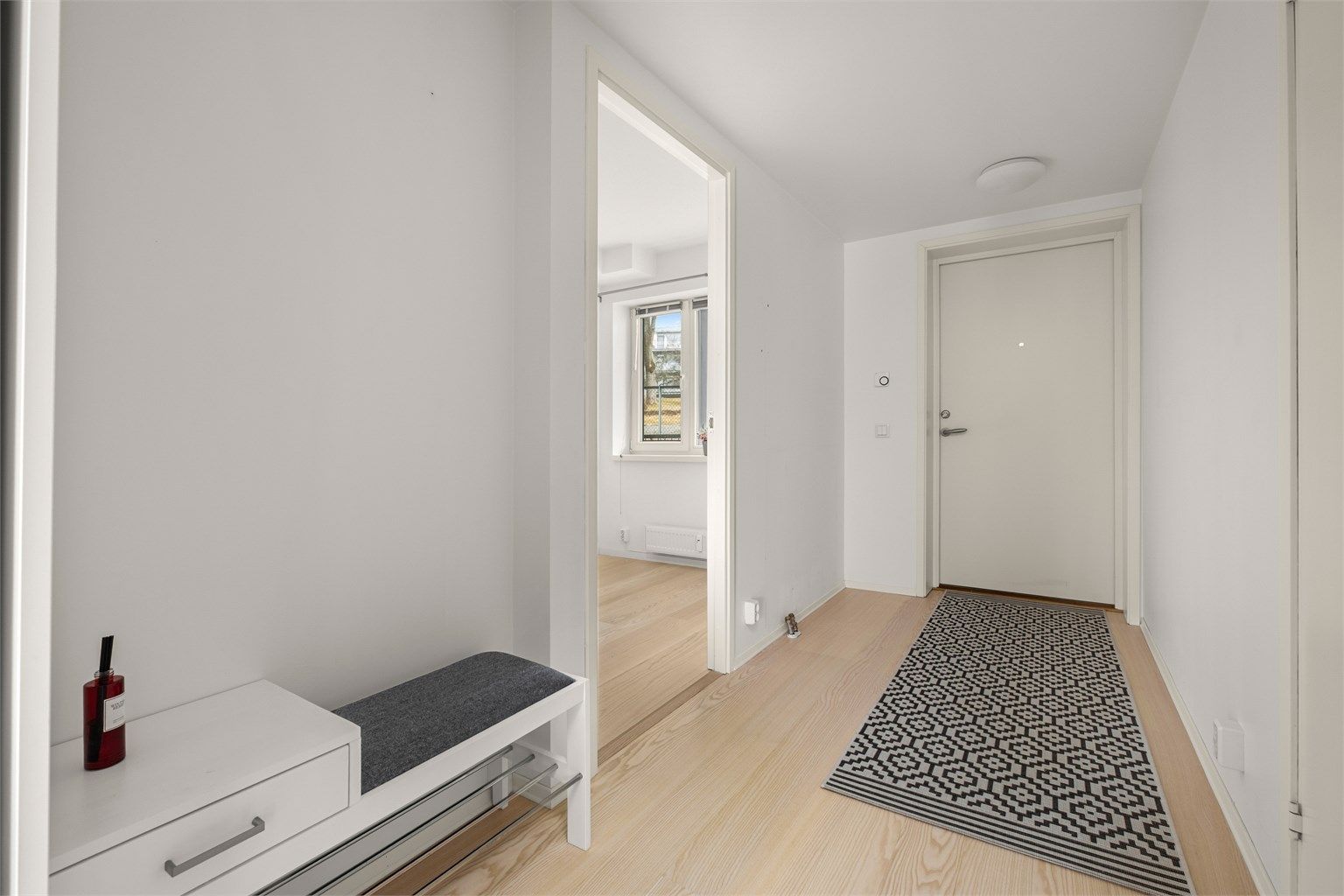 Velkommen inn! Romslig entré med god plass til oppbevaring av yttertøy og sko. Leiligheten disponerer også en parkeringsplass og en praktisk bod på 5 kvm i felles parkeringskjeller. 