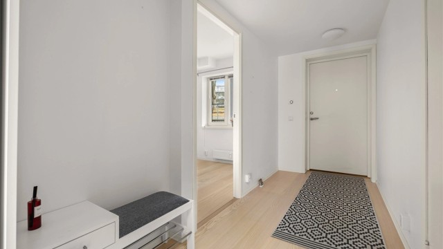 Velkommen inn! Romslig entré med god plass til oppbevaring av yttertøy og sko. Leiligheten disponerer også en parkeringsplass og en praktisk bod på 5 kvm i felles parkeringskjeller.