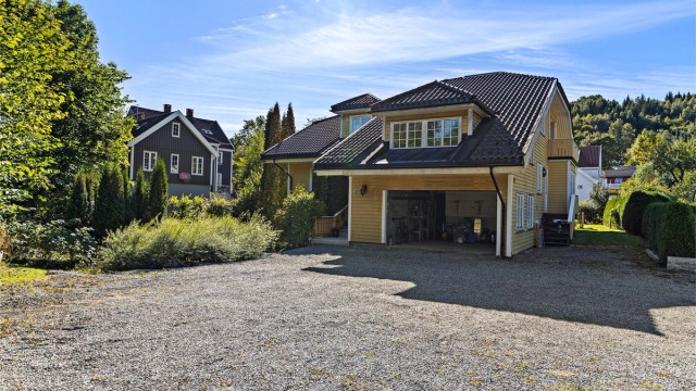Godt med parkering i carport og på biloppstilingsplass utenfor