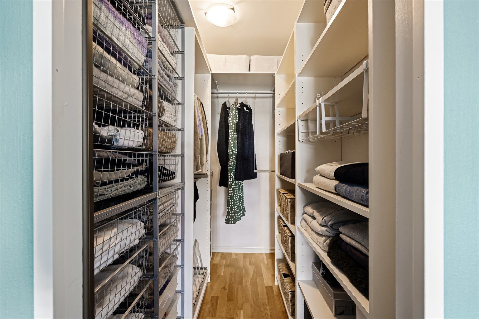 Arealet som i dag benyttes som walk-in-garderobe er opprinnelig byggemeldt som bod og er ikke godkjent til varig opphold. 
