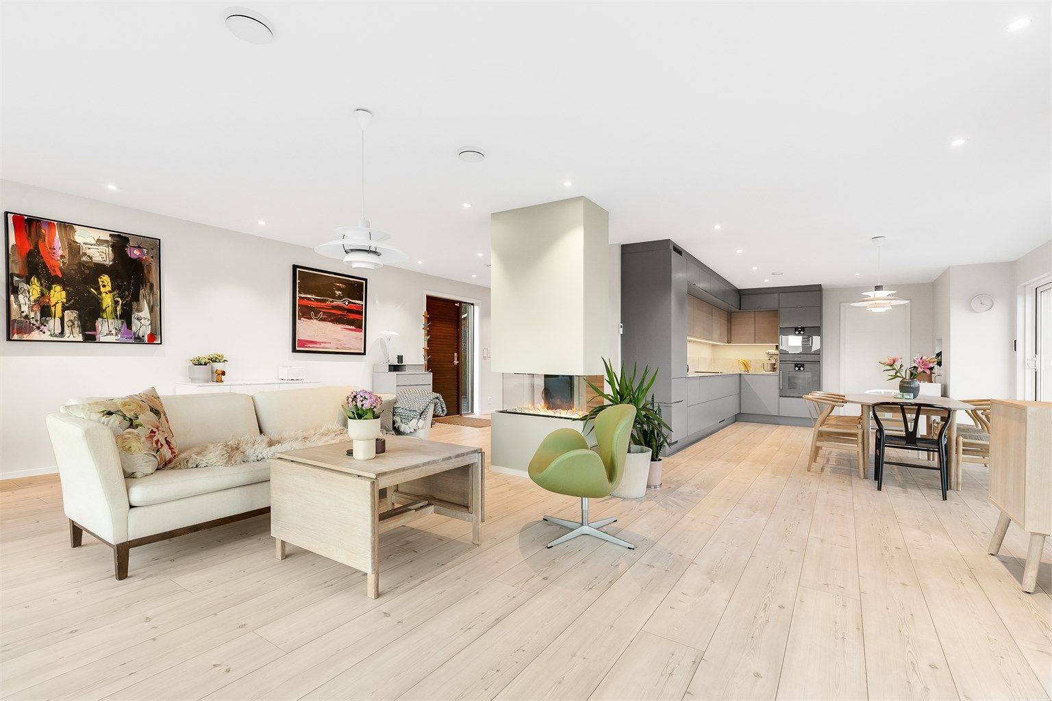 Den åpne stue- og kjøkkenløsningen er romslig og luftig, og gir en romslig romfølelse.