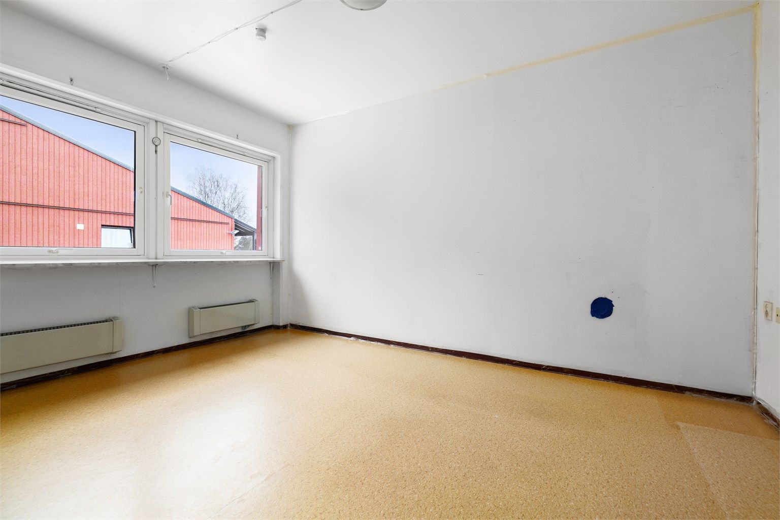  Bygget har heis samt kort vei til butikk, Grorud senter, bussholdeplass og t-bane. Behov for oppussing.